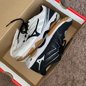 Mizuno women’s volleyball sneakers wave hurricane 3